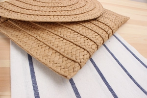 Détail de pochette enveloppe en papier tressé avec motif de rabat circulaire en spirale