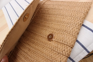 Détail de la pochette en paille avec fermoir magnétique doré et doublure interne