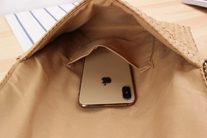 Vue intérieure du sac en paille de papier fait main avec une poche pour un smartphone