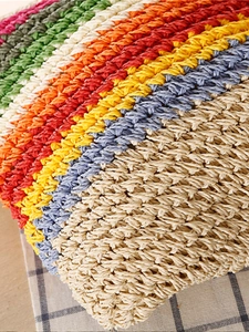 Sac à bandoulière en corde de papier tressée aux rayures arc-en-ciel colorées