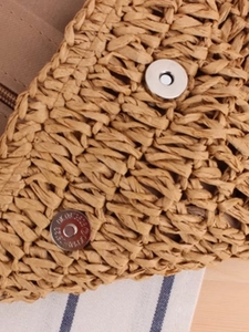 Sac fourre-tout tissé main avec fermoir magnétique argenté et paille naturelle