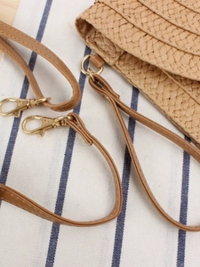 Sac de plage minimaliste en papier tressé avec bandoulière cuir et garniture dorée