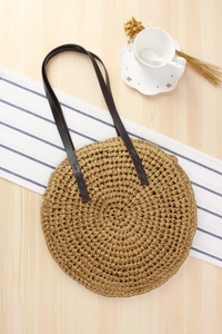 Vue détaillée d'un sac à bandoulière rond en corde de papier avec tissage en spirale serré