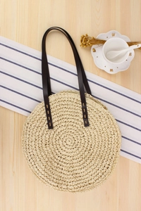 Détail du sac à bandoulière rond en corde de papier tressée avec bandoulière en cuir brun