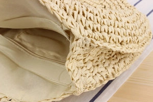 Détail du sac à bandoulière en paille avec doublure en coton et poche intérieure zippée