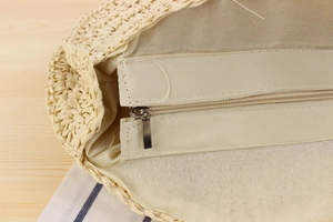 Vue détaillée d'un sac tissé en corde de papier beige avec fermeture éclair et doublure