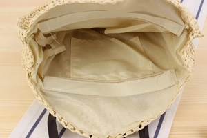Vue intérieure du sac bandoulière en papier tressé avec doublure et poche zippée