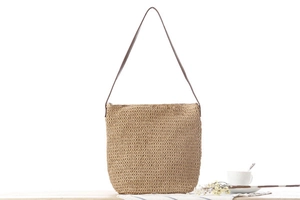 Détail d'un sac tissé en corde de papier fait main avec bandoulière en cuir marron