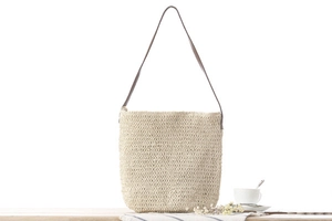 Détail du sac cabas beige en corde de papier tressée avec bandoulière en cuir