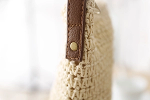 Détail macro du tissage en corde de papier avec sangle en cuir et rivet doré vintage