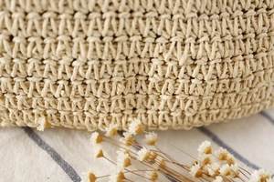 Détail macro de la texture tissée à la main en corde de papier sur un sac à bandoulière beige