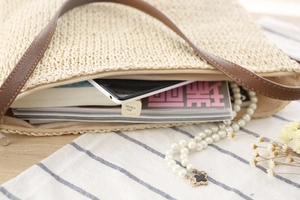 Détail du sac cabas en papier tressé beige avec intérieur spacieux et fermeture zippée