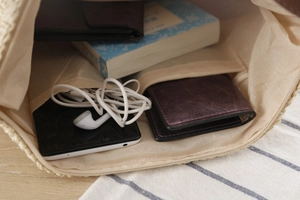 Vue intérieure du sac tressé en corde de papier avec compartiments et poches internes