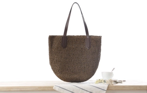 Détails de texture du sac de plage en corde tressée marron avec poignées en cuir renforcé
