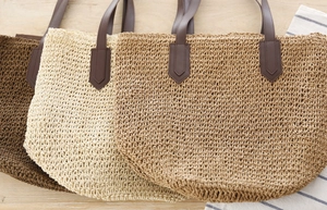 Détail de sacs fourre-tout tissés à la main en trois couleurs avec anses en cuir