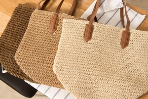 Vue détaillée des sacs fourre-tout tissés en trois couleurs avec poignées en cuir