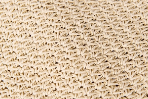 Détail macro de la texture tissée en corde de papier beige sur un sac de plage d'été