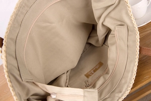 Détail de l'intérieur d'un sac cabas en paille avec doublure et poche zippée