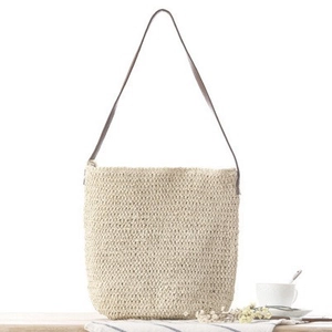 Sac bandoulière en corde de papier tissé blanc crème avec fines lanières marron foncé