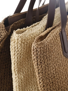 Trois sacs cabas en paille tressée en café, crème et kaki avec anses en cuir brun