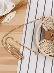Borsa a tracolla rotonda in paglia beige con patta in pelle marrone e catena d'oro