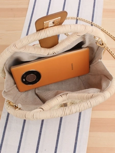 Borsa a tracolla in paglia color crema con catena dorata e patta in pelle marrone