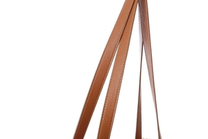 Close-up of the durable brown lychee grain leather shoulder strap with fine stitching