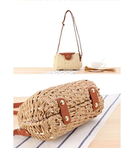 Détails de la texture tissée et des rivets de protection du sac bandoulière en paille