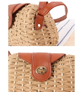 Détail du sac tressé en paille de papier avec rabat en simili cuir et fermoir doré