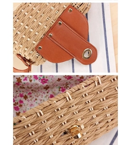 Détail du sac tressé en paille avec patch cuir brun, fermoir doré et doublure fleurie
