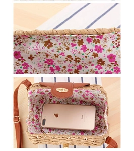 Détail du sac bandoulière tissé montrant la doublure florale et la capacité intérieure