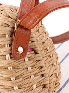 Sac bandoulière en paille de papier tressée avec texture naturelle et sangle en cuir