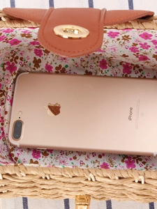 Sac bandoulière en paille avec doublure florale rose et fermoir tournant en métal doré