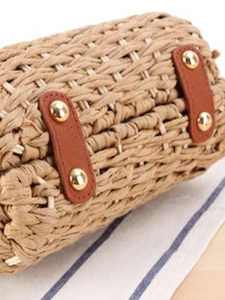 Sac bandoulière minimaliste en paille tissée avec garniture en cuir brun et rivets
