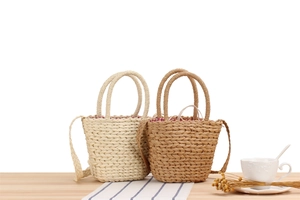 Détail de sacs en paille tressée avec doublure à carreaux et bandoulière