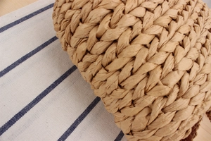 Détail en gros plan de la texture tissée épaisse et paille naturelle du sac de plage