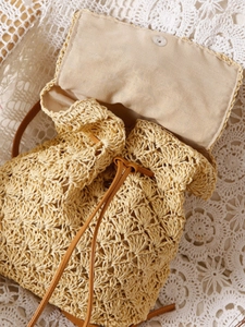 Woven straw drawstring backpack for women with magnetic closure and fabric lining