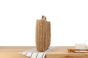Détail d'un sac de plage tressé à la main en corde de papier avec anse carrée en bois