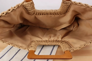 Détail du sac en paille tressée avec poignée en bois et doublure intérieure spacieuse