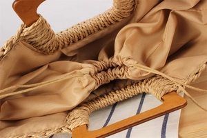 Détail de la poignée en bois et de la doublure à cordon du sac tissé fait main