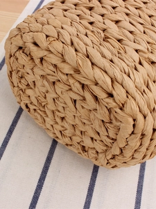 Sac de plage tressé à la main avec texture naturelle sur table en bois pour vacances