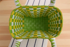 Draufsicht auf kleinen Nylon-Webkorb mit grün-gelbem Schachbrettmuster für Kinder