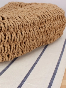 Sac de plage en papier tressé à la main avec poignée en bois et texture naturelle