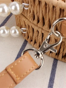Sac rond en paille tendance avec détails en perles et bandoulière en cuir