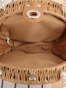 Sac à bandoulière rond tissé avec poignée en perles et fermoir rotatif en cuir