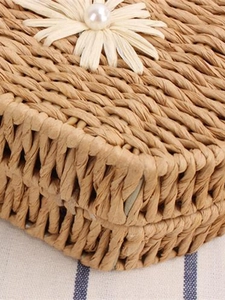 Sac bandoulière rond en paille avec broderies florales et détail de perle