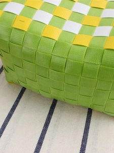 Mini borsa a cesto intrecciata a mano in nylon con motivo a scacchi verde giallo bianco
