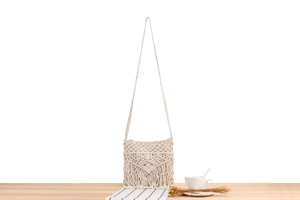 Detailansicht der handgewebten Makramee-Umhängetasche im Boho-Stil mit Fransen