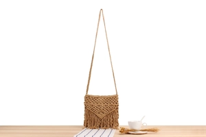 Detail der böhmischen handgewebten Baumwolltasche mit Rautenmuster und Fransenverzierung