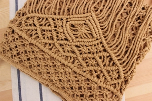 Nahaufnahme einer gewebten Makramee-Umhängetasche im Boho-Stil mit Fransen und Mustern